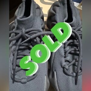 Black Yeezy sz6